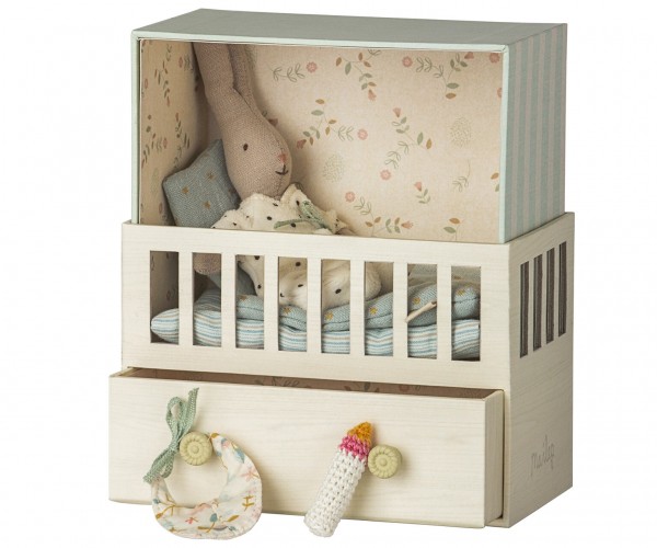 Maileg Baby Room with Rabbit mit Zubehör und eingebauter Spieluhr